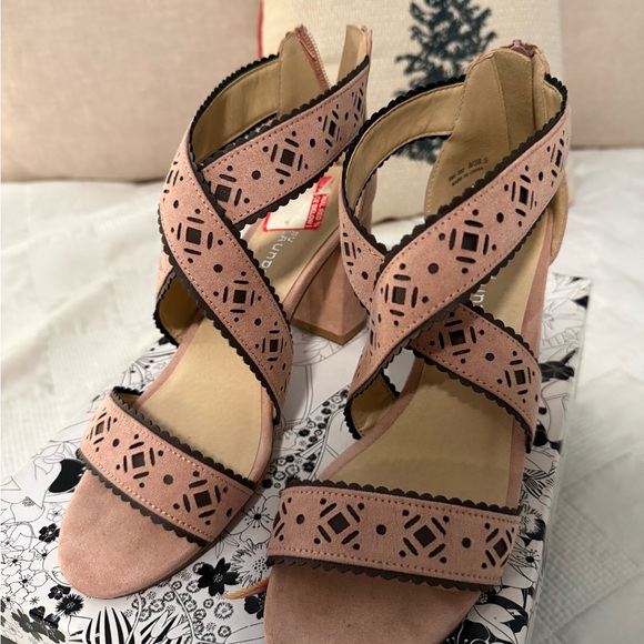 Chinese Laundry Women's Brown Cutout Sandals - Picture 4 of 6